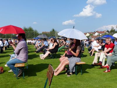 Eltern und weitere Angehörige der Absolventen/innen fanden auf dem grünen Rasen ihren Platz